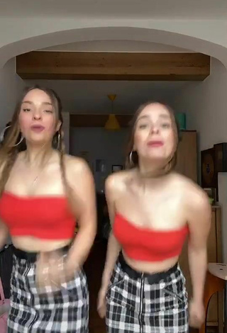 4. Sexy Aitana & Paula Etxeberria without Bra