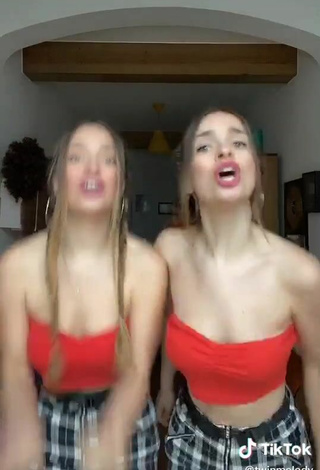 6. Sexy Aitana & Paula Etxeberria without Bra