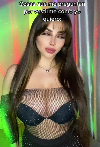 Magnetic Vai Monroe Shows Cleavage