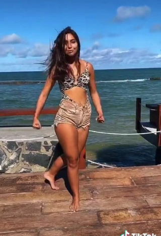 3. Sexy Vanessa Lopes Shows Legs