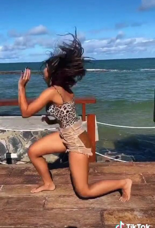 4. Sexy Vanessa Lopes Shows Legs