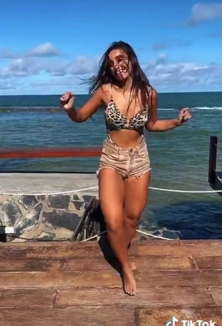 6. Sexy Vanessa Lopes Shows Legs