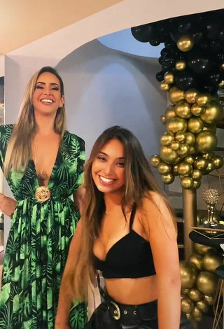 4. Sexy Vanessa Lopes Shows Cleavage