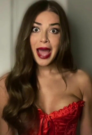 4. Sexy Zoe Roe Shows Cleavage