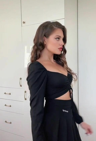 5. Sexy Dilara Zinatullina Shows Cleavage in Black Crop Top
