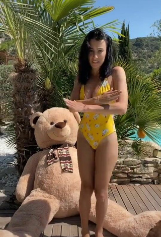 2. Sexy Aanxfly Shows Cleavage in Floral Swimsuit at the Swimming Pool