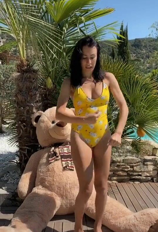 5. Sexy Aanxfly Shows Cleavage in Floral Swimsuit at the Swimming Pool