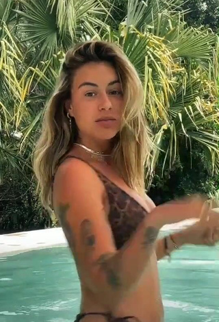 1. Sexy Abril Cols Shows Butt at the Swimming Pool