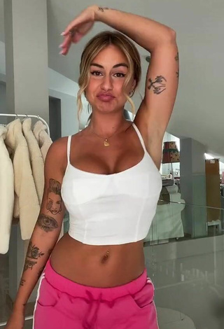 5. Beautiful Abril Cols Shows Cleavage in Sexy White Crop Top
