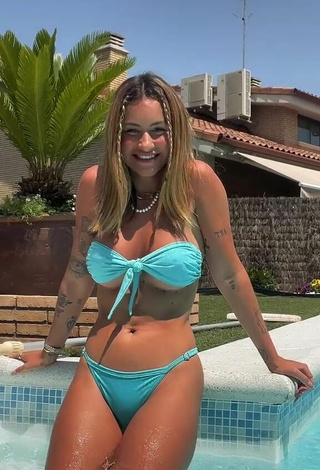 2. Sexy Abril Cols Shows Cleavage in Blue Bikini at the Pool