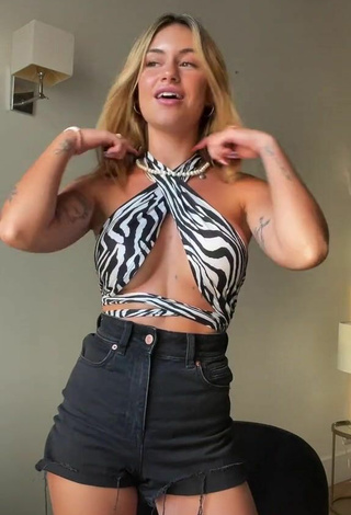 4. Hottest Abril Cols Shows Cleavage in Zebra Crop Top
