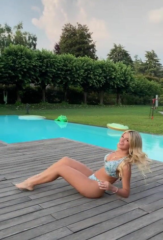 2. Hot Alice de Bortoli Shows Cleavage in Bikini at the Pool