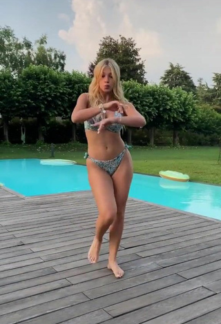 4. Hot Alice de Bortoli Shows Cleavage in Bikini at the Pool