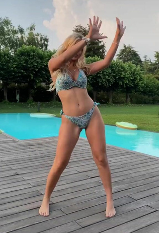 5. Hot Alice de Bortoli Shows Cleavage in Bikini at the Pool
