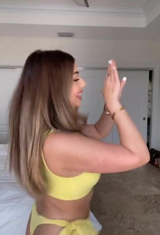 3. Cute Amanda Díaz Shows Butt