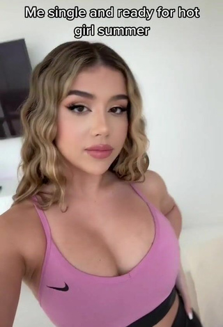 2. Beautiful Amanda Díaz Shows Cleavage in Sexy Pink Sport Bra