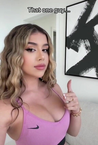5. Beautiful Amanda Díaz Shows Cleavage in Sexy Pink Sport Bra