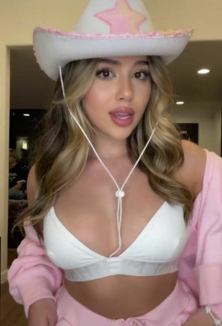 Sexy Amanda Díaz Shows Cosplay