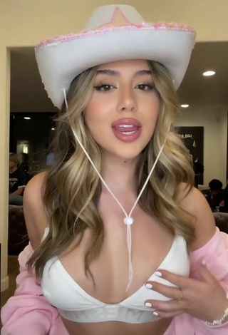 5. Sexy Amanda Díaz Shows Cosplay