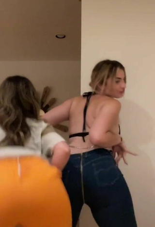 3. Hot Amanda Díaz Shows Butt