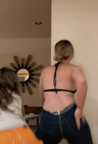 4. Hot Amanda Díaz Shows Butt