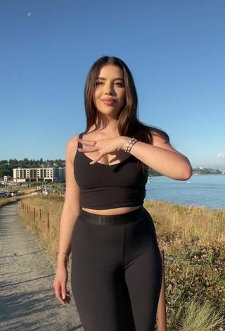 2. Sexy Amanda Díaz Shows Cleavage in Black Crop Top