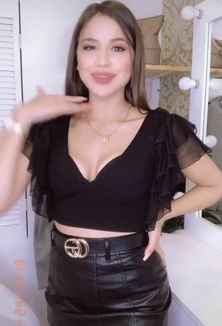 5. Beautiful Ana Morquecho Shows Cleavage in Sexy Black Crop Top