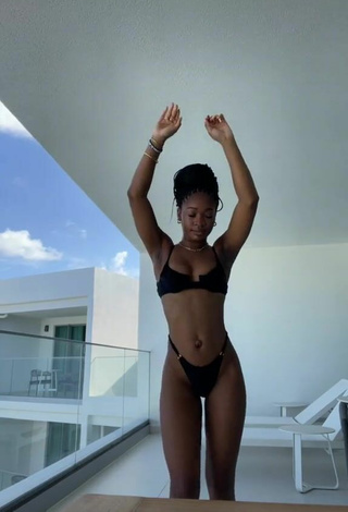 2. Sexy Angel Ogbonna Shows Butt on the Balcony
