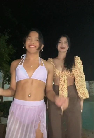2. Sexy Awra Briguela in Crop Top at the Swimming Pool