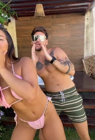 Gorgeous Ayarla Souza Shows Cleavage in Alluring Pink Bikini while Twerking