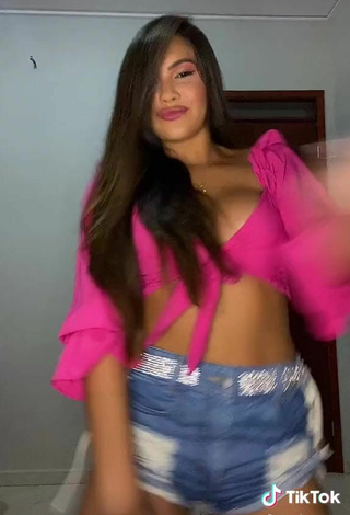 3. Gorgeous Ayarla Souza Shows Cleavage in Alluring Firefly Rose Crop Top while Twerking