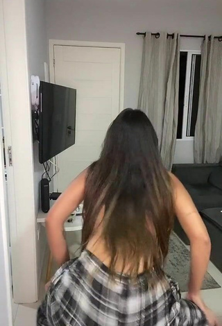 2. Erotic Ayarla Souza Shows Big Butt while Twerking