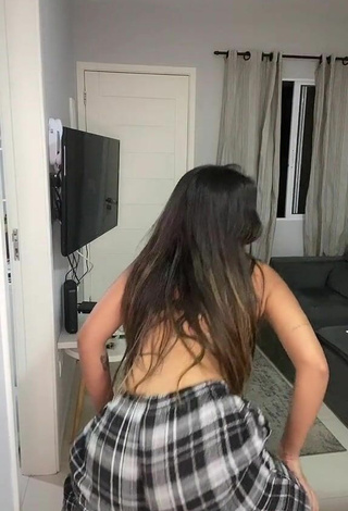 3. Erotic Ayarla Souza Shows Big Butt while Twerking