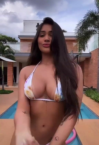 5. Sweet Ayarla Souza Shows Cleavage in Cute Bikini at the Swimming Pool