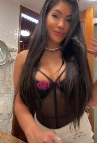Sexy Ayarla Souza Shows Cleavage in Black Top while Twerking