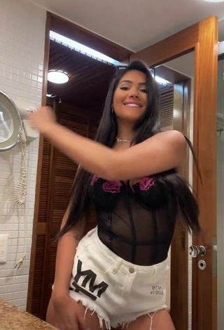 2. Sexy Ayarla Souza Shows Cleavage in Black Top while Twerking