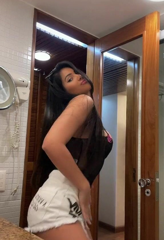 3. Sexy Ayarla Souza Shows Cleavage in Black Top while Twerking