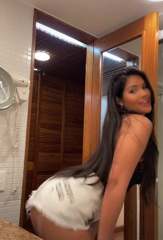 5. Sexy Ayarla Souza Shows Cleavage in Black Top while Twerking