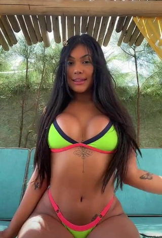 4. Sexy Ayarla Souza Shows Cleavage in Bikini