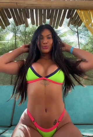 5. Sexy Ayarla Souza Shows Cleavage in Bikini