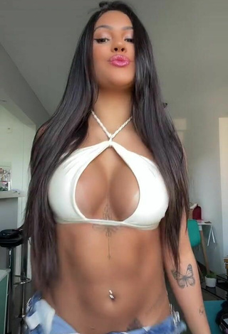 3. Beautiful Ayarla Souza Shows Cleavage in Sexy White Crop Top