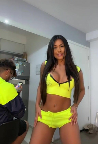 2. Hot Ayarla Souza Shows Cleavage in Yellow Crop Top
