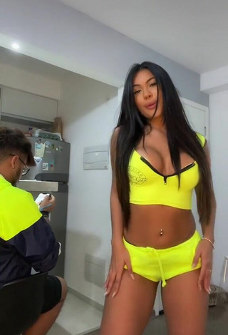 3. Hot Ayarla Souza Shows Cleavage in Yellow Crop Top