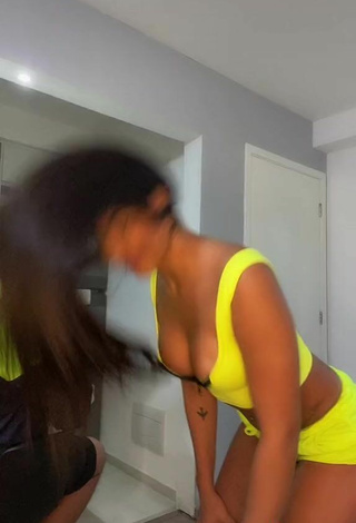 5. Hot Ayarla Souza Shows Cleavage in Yellow Crop Top