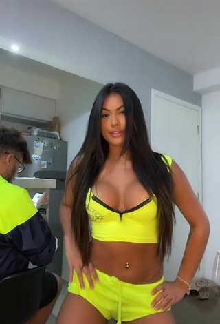 2. Sexy Ayarla Souza Shows Cleavage in Yellow Crop Top