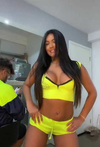 3. Sexy Ayarla Souza Shows Cleavage in Yellow Crop Top