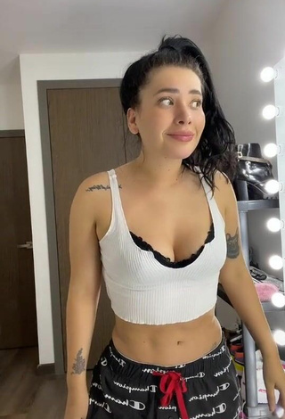 3. Sexy Brenda Zambrano Shows Cleavage in White Crop Top