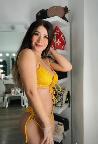 2. Sexy Brenda Zambrano Shows Cleavage in Bikini