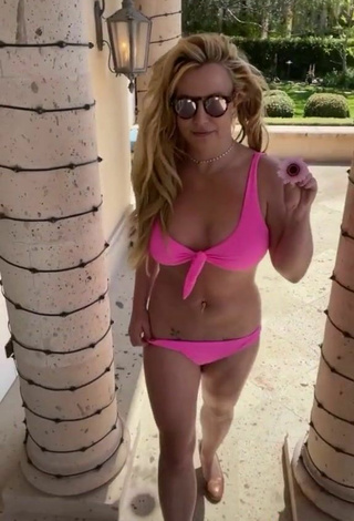 4. Sexy Britney Spears Shows Cleavage in Bikini