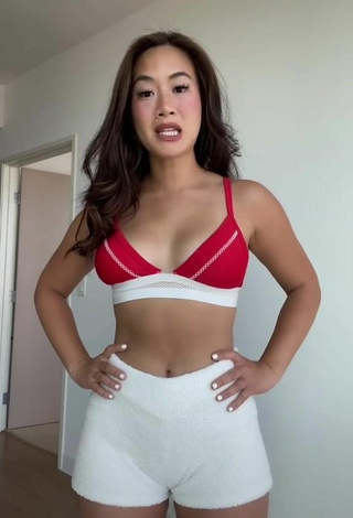 Sexy Melissa Ong Shows Cleavage in Sport Bra